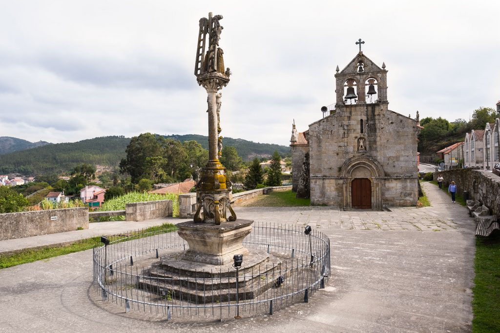 Plaza de San Andrés de Hío con cruceiro de Hío en Península de Morrazo.