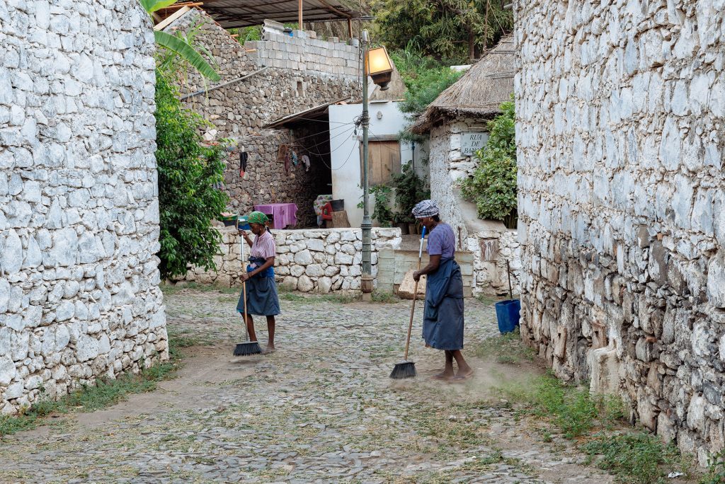 Mujeres barren calle en Cidade Velha