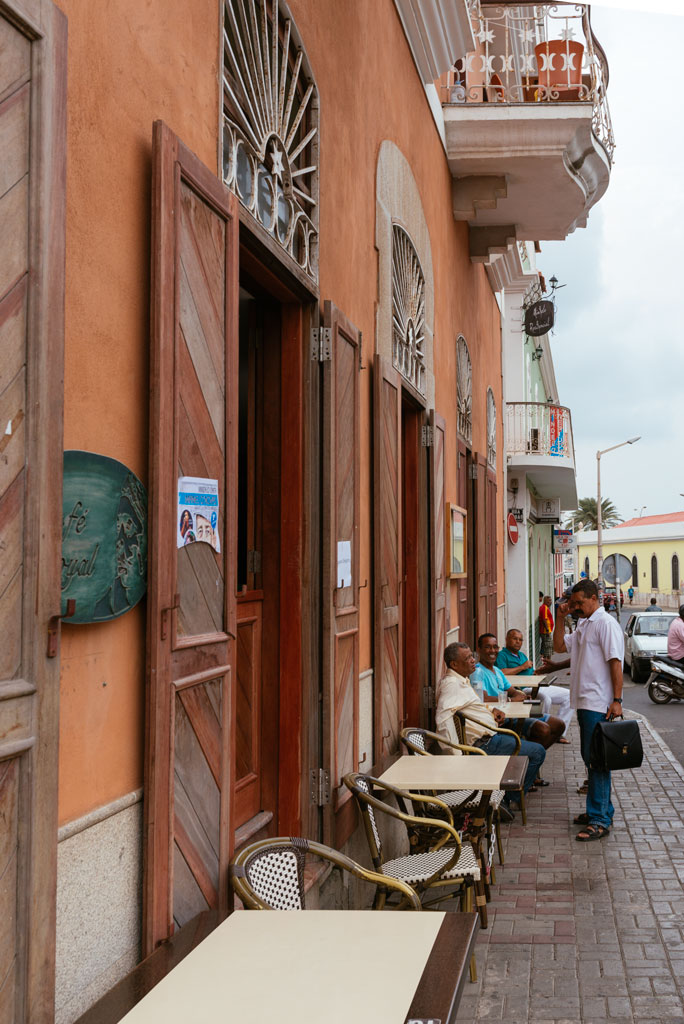 Fachada del café Royal en Mindelo