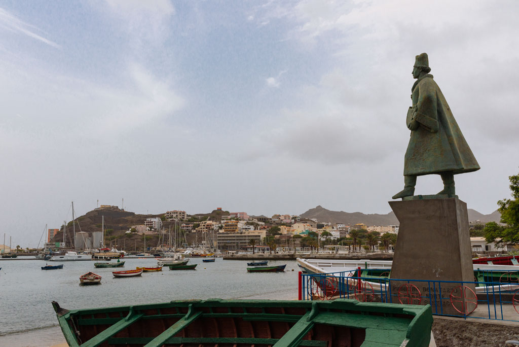 Estatua de Diogo Garcia en bahía de mIndelo