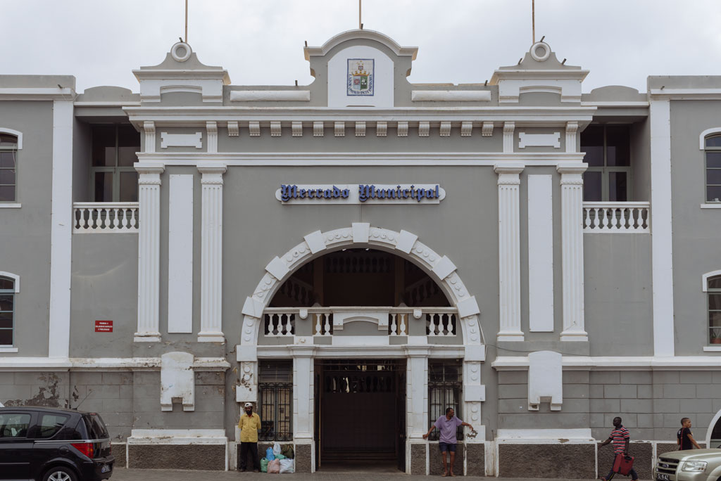 Fachada mercado municipal de Mindelo