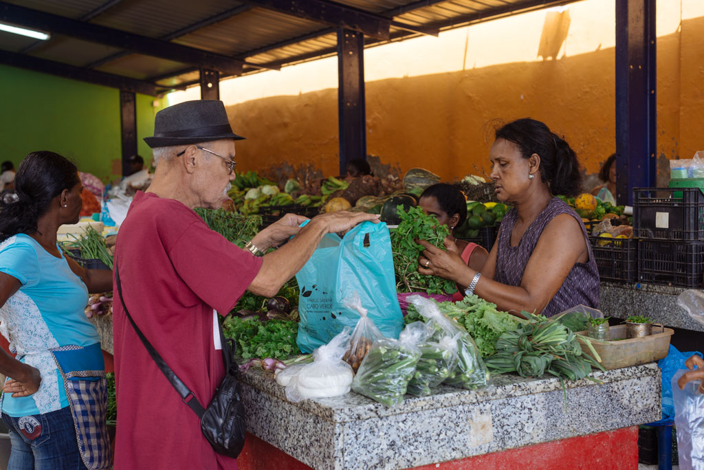 Vendedora en mercado del agricultor de Mindelo