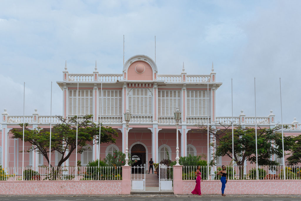 Fachada del Palacio del Povo en Mindelo