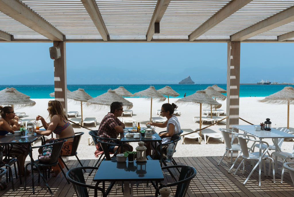 Pareja en la terraza del Kalimba Beach Club