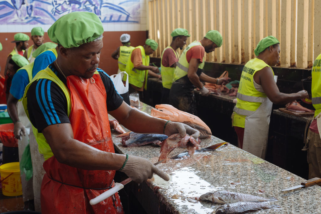 Limpiador de pescado en Mercado do Peixe 