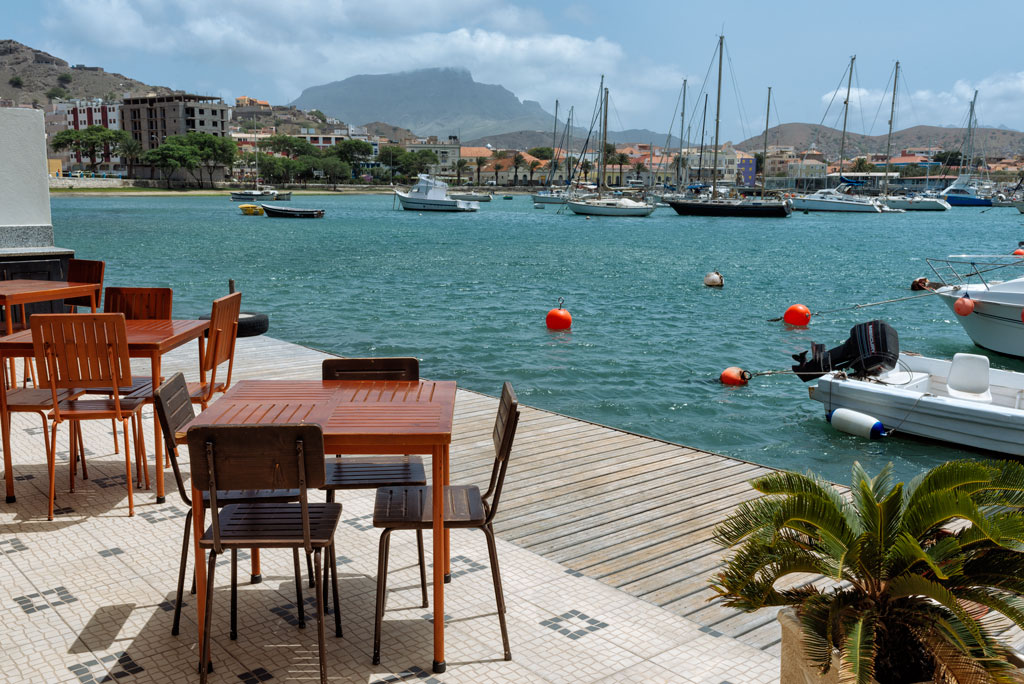 Cafetería con vistas al muelle deportivo de Mindelo