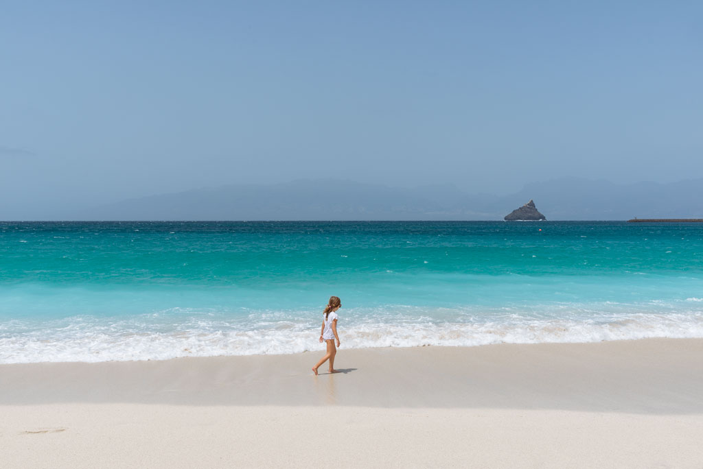 Niña en playa de Laginha