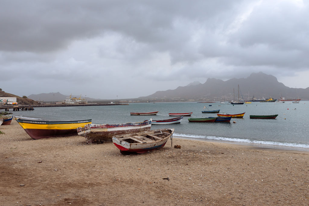 Bahía de Mindelo con playa con barcas