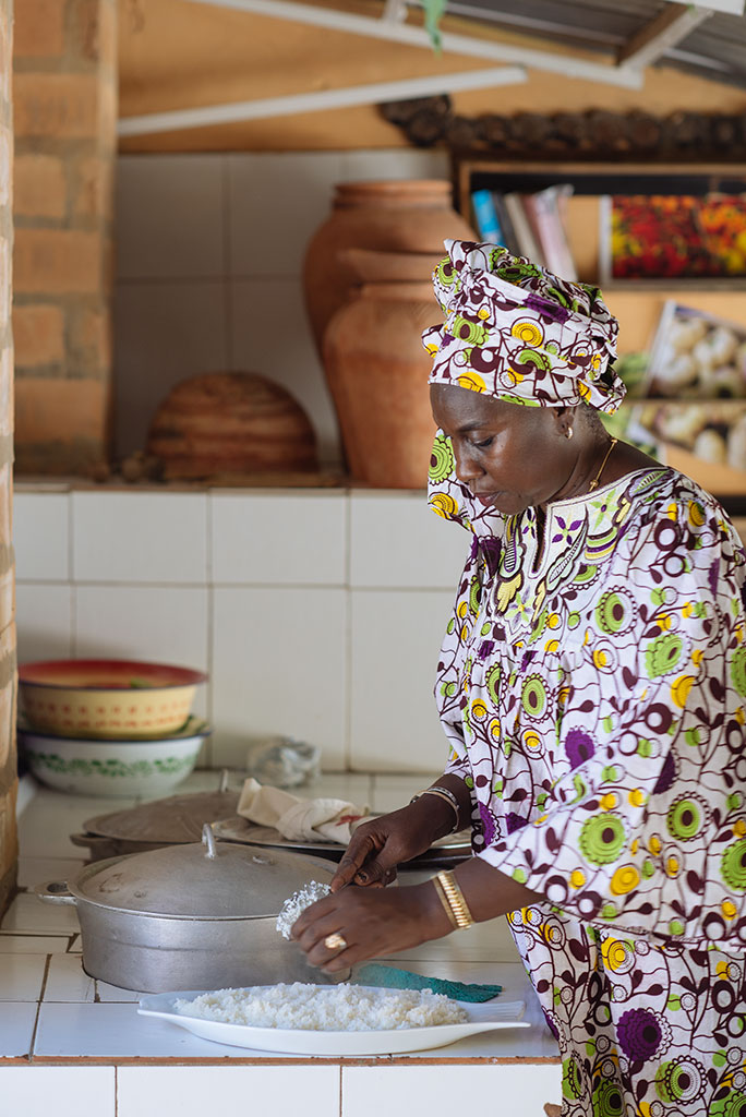 Cocina con Ida, sirviéndo el arroz