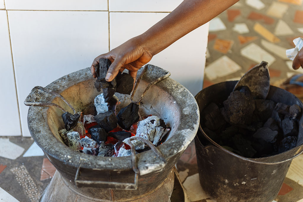 Preparando las brasas en Cocina con Ida