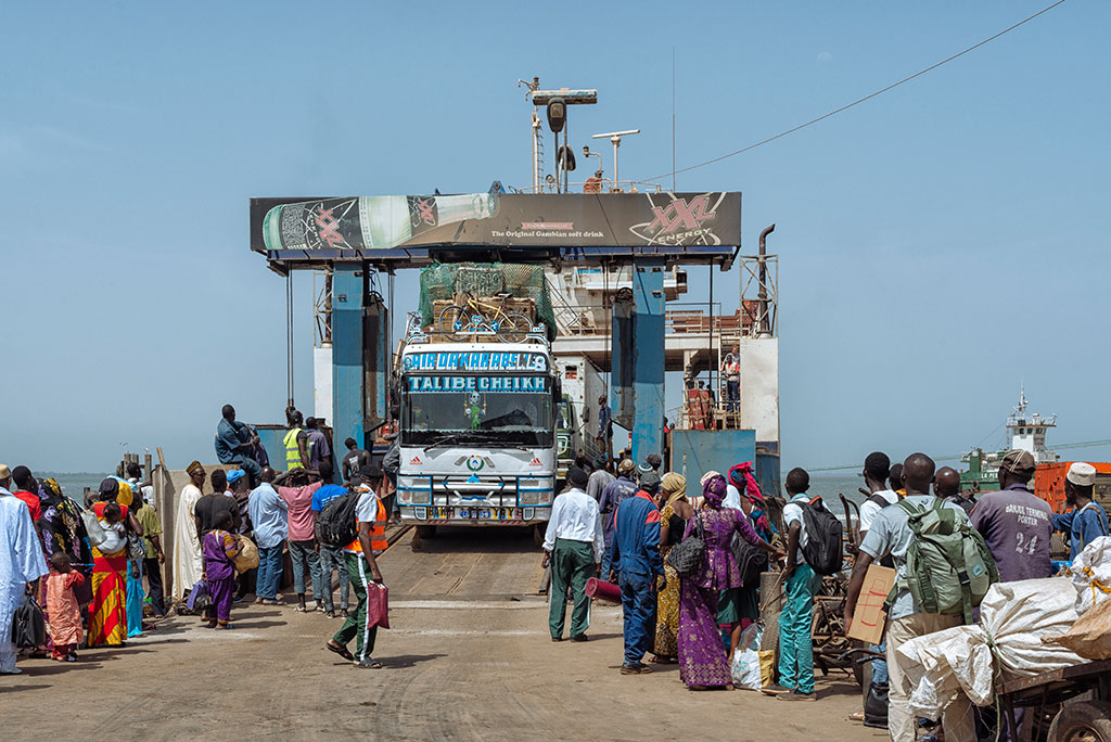 Ferri a la llegada a Barra en gambia