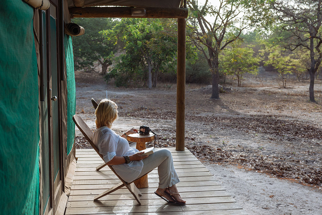 Porche de una tienda en Fathala Lodge en la reserva de vida salvaje de Fathala