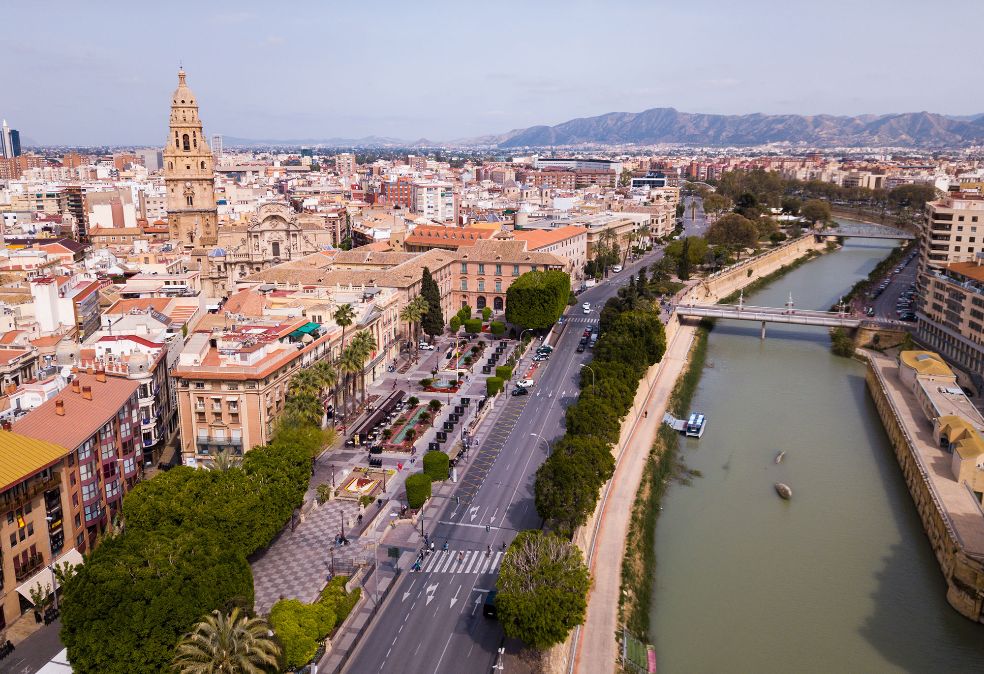 Toma aérea de Murcia con el río segura istock