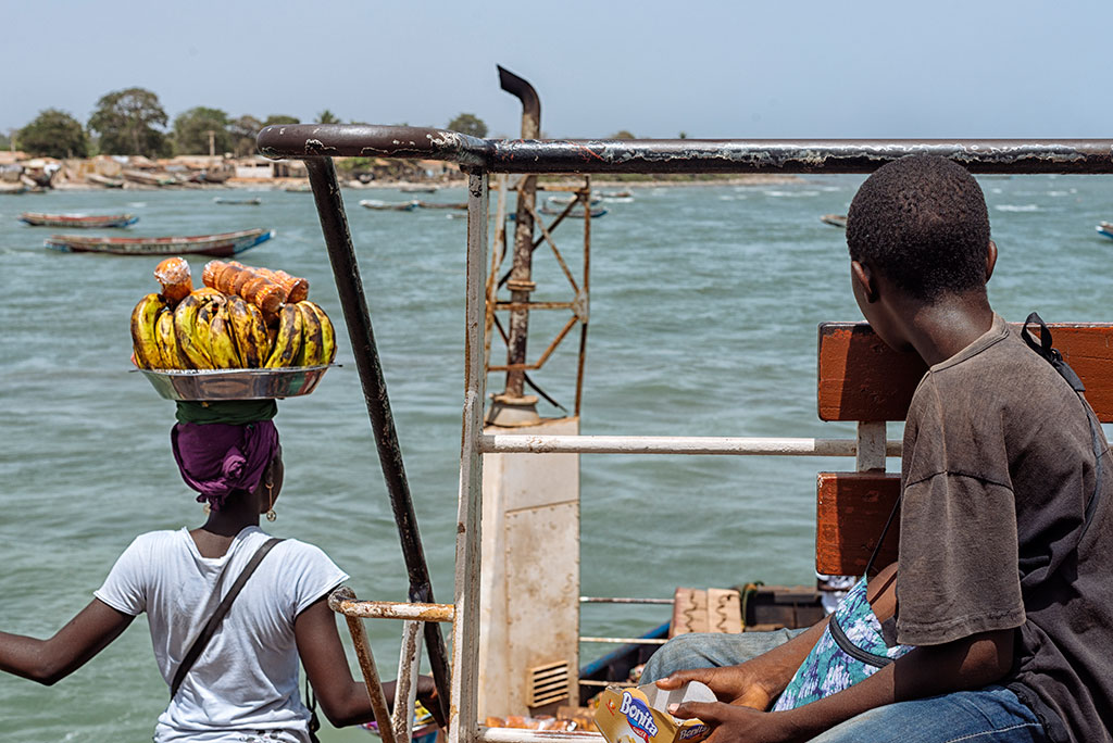Vendedora de fruta en el ferri de Banjul a Barra