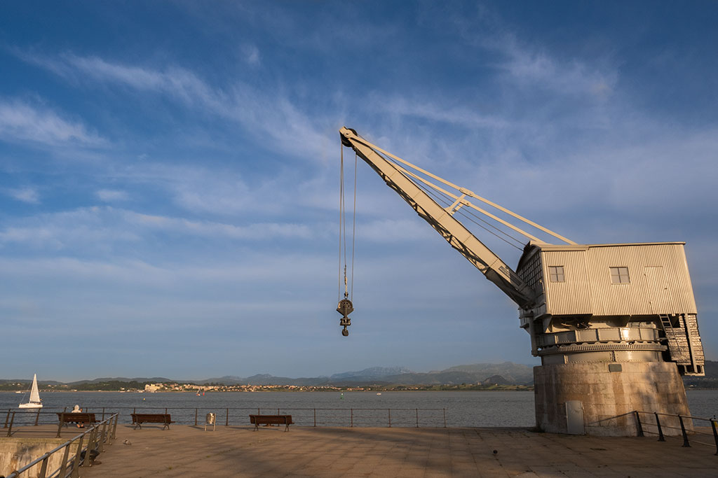 Grua de piedra bahía de santander