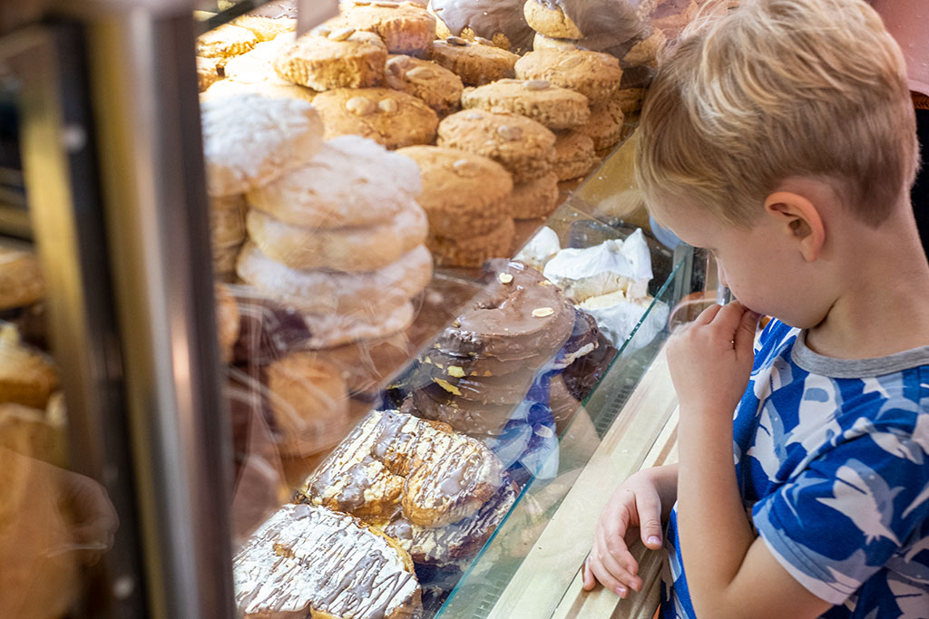 Niño mirando dulces en Tejeda