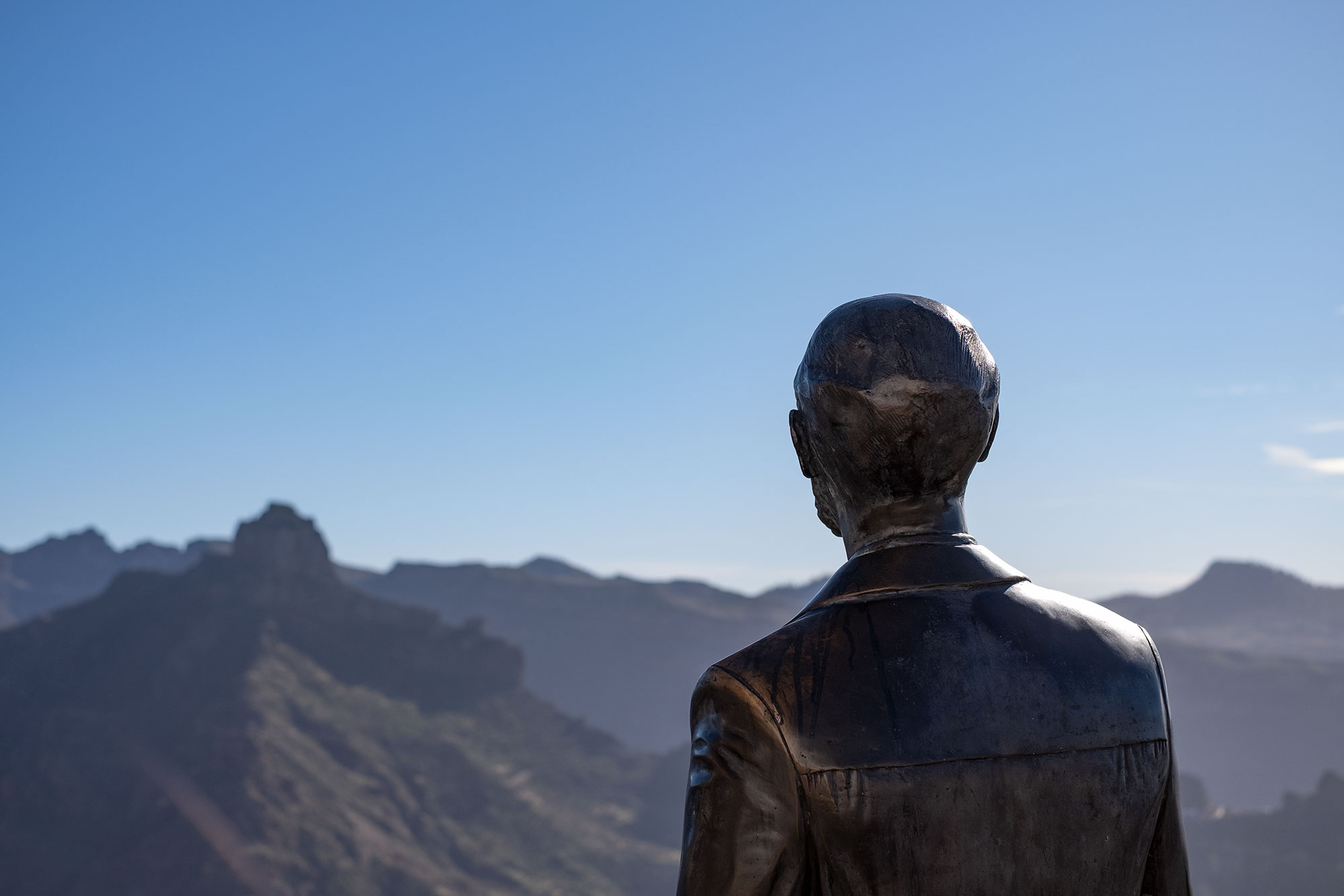 Escultura de Unamuno mirando a la cumbre de Gran Canaria