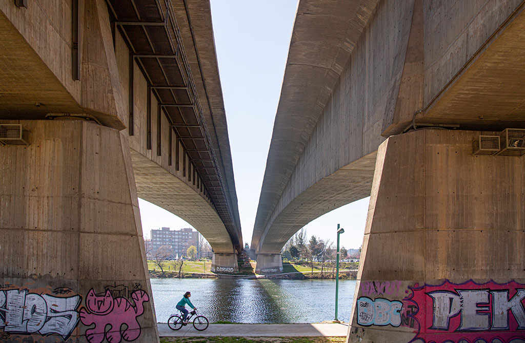 Ruta en bici por el Ebro bajo el puente de las Fuentes