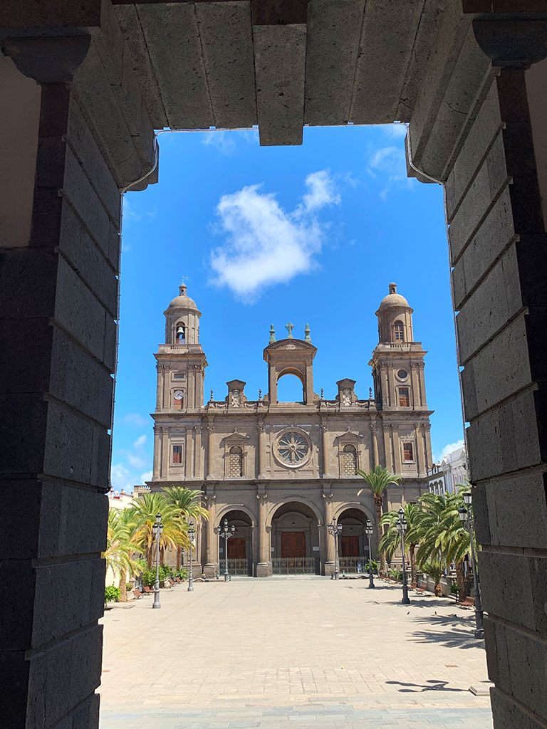 Plaza de Santa Ana con Catedral