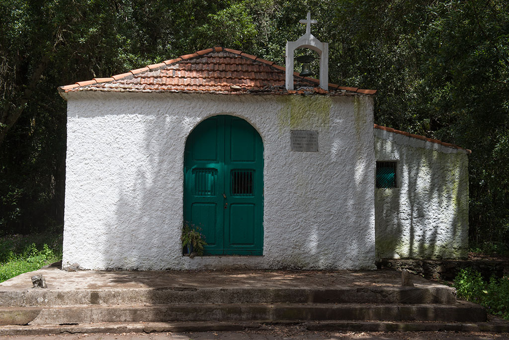 Ermita en el Cedro