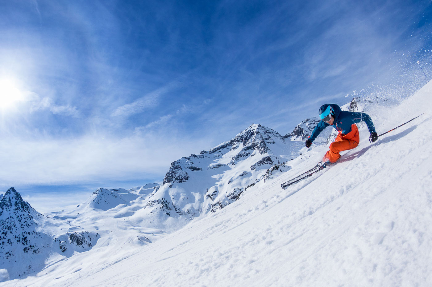 Hombre esquiando en Formigal