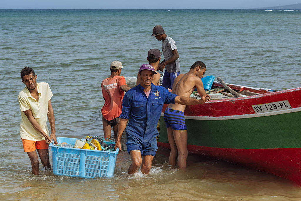 Hombres descargando barcas