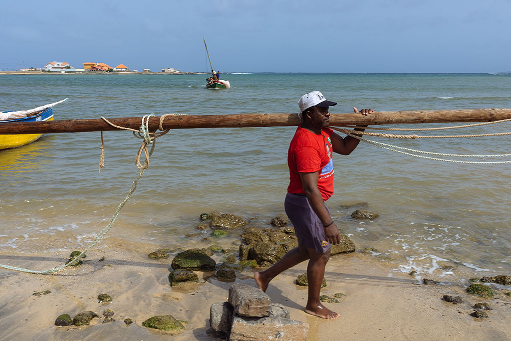 Hombre con mastil en playa de Bahía das Gatas