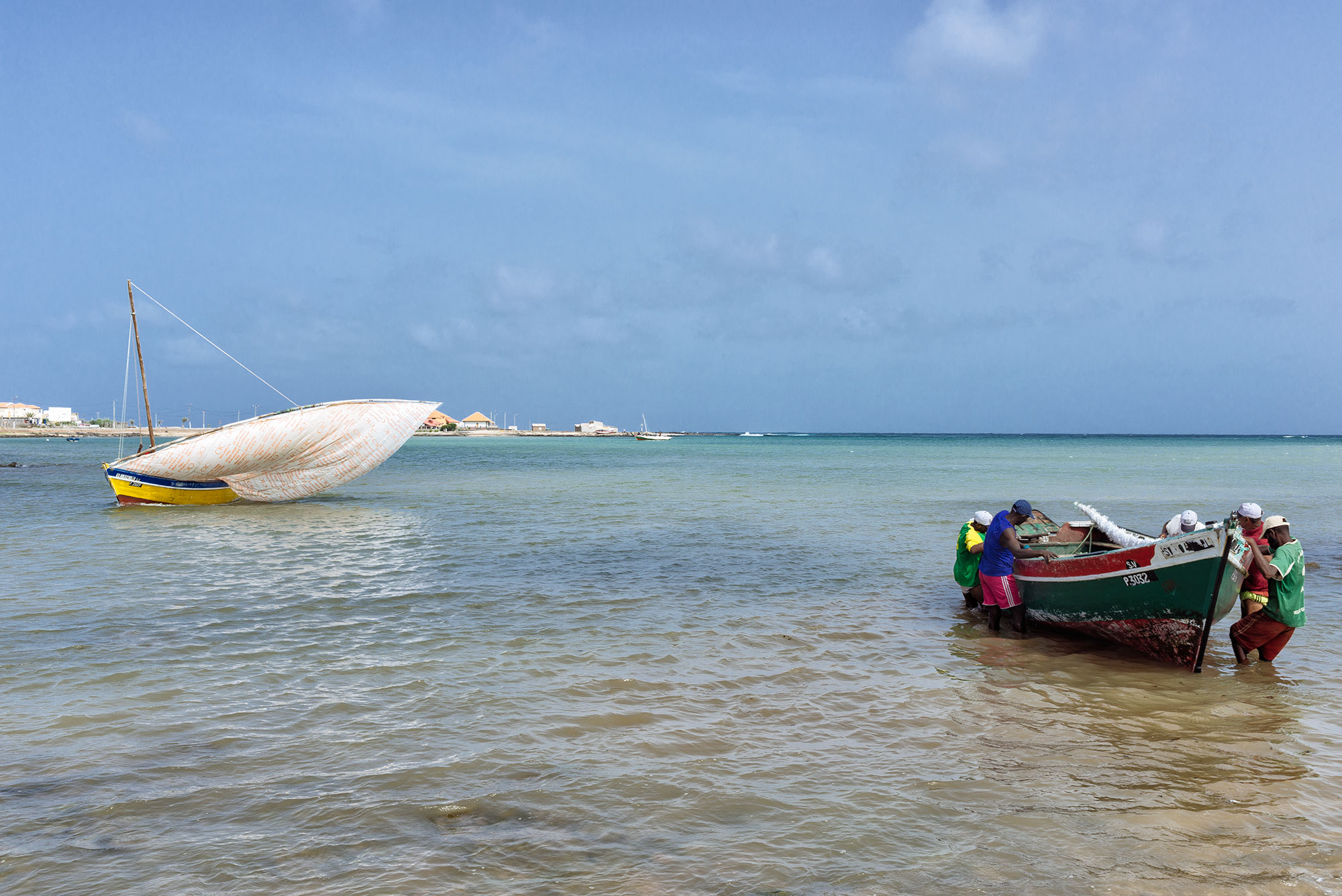 Dos barcas de pescadores en Sao Vicente
