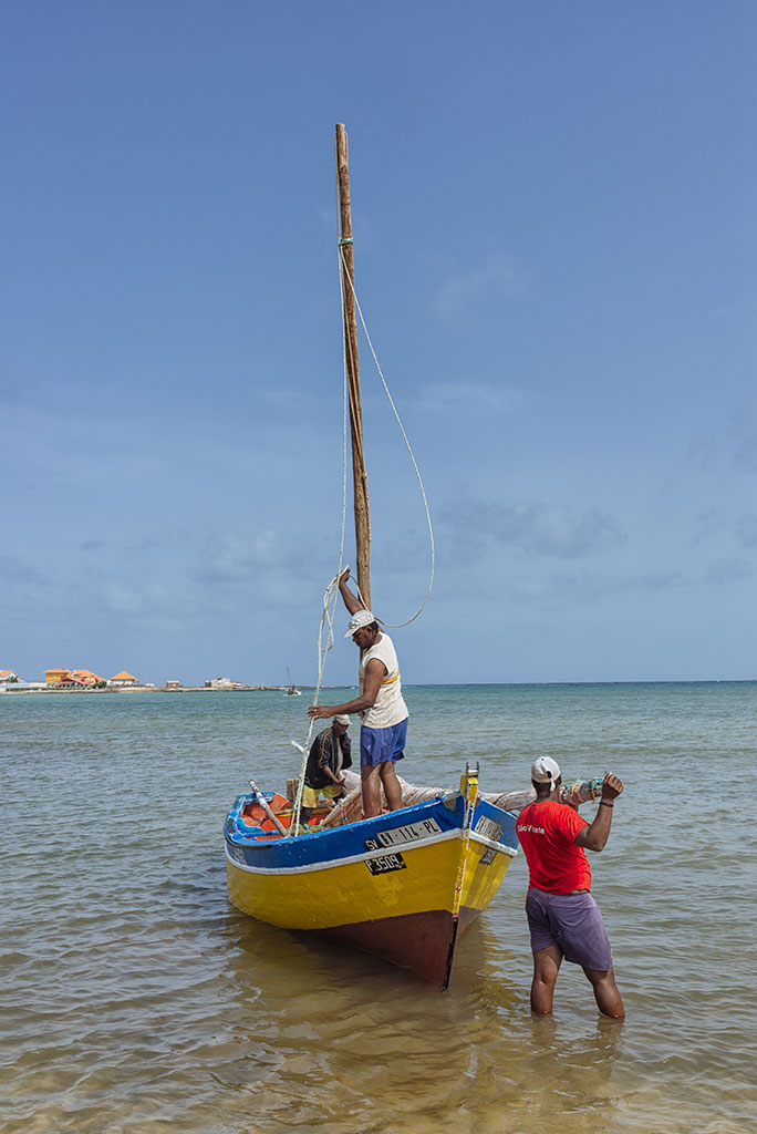 Barco arribando a Bahía das Gatas
