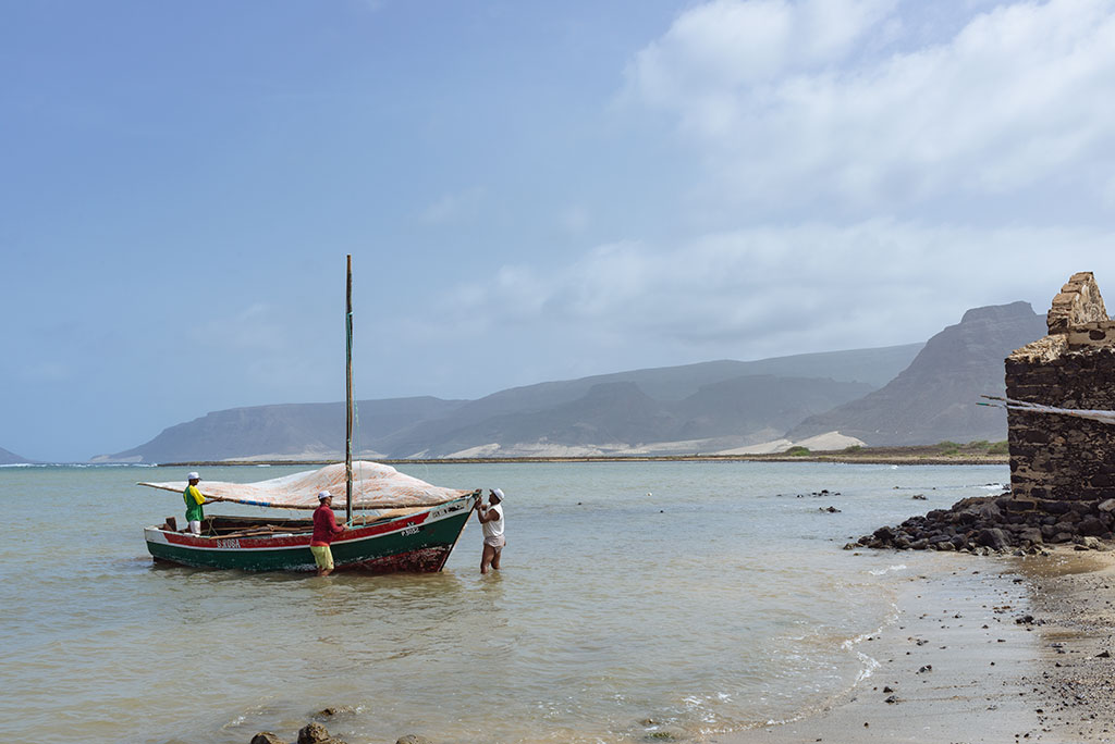 Barco llegando a Bahía das Gatas