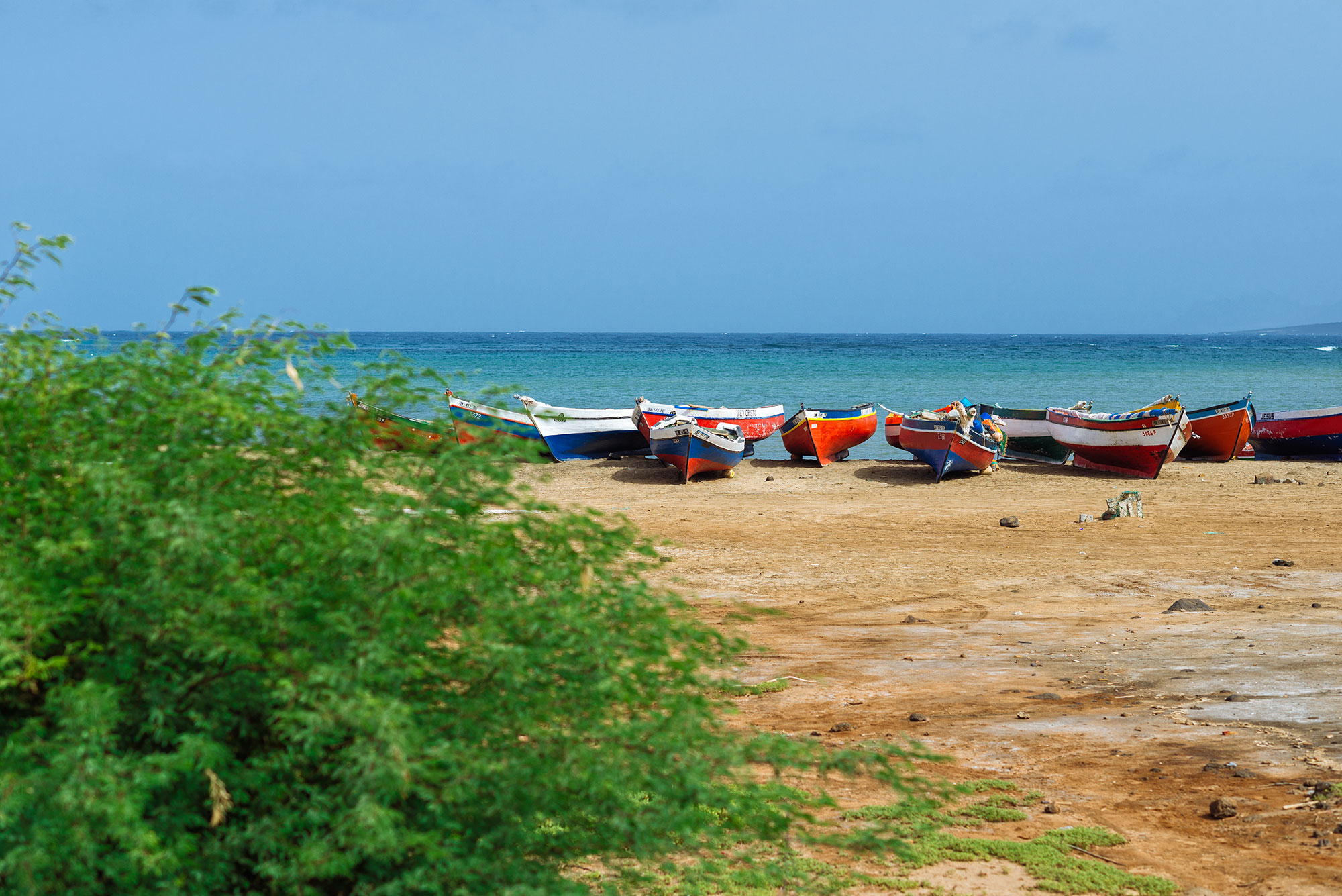 barcas en la arena de bahia das gatas