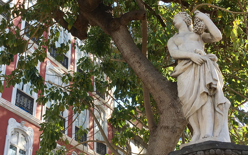 Escultura de mujer bajo árbol en Vegueta