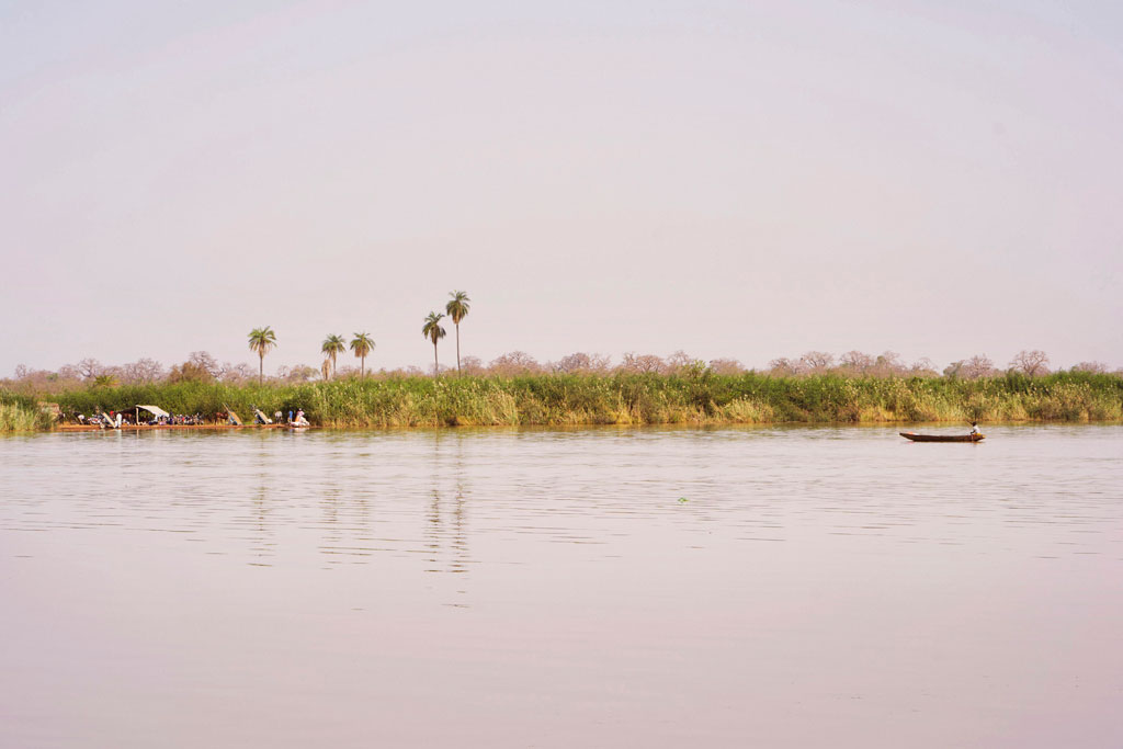 Paisaje de atardecer en rio de Gambia