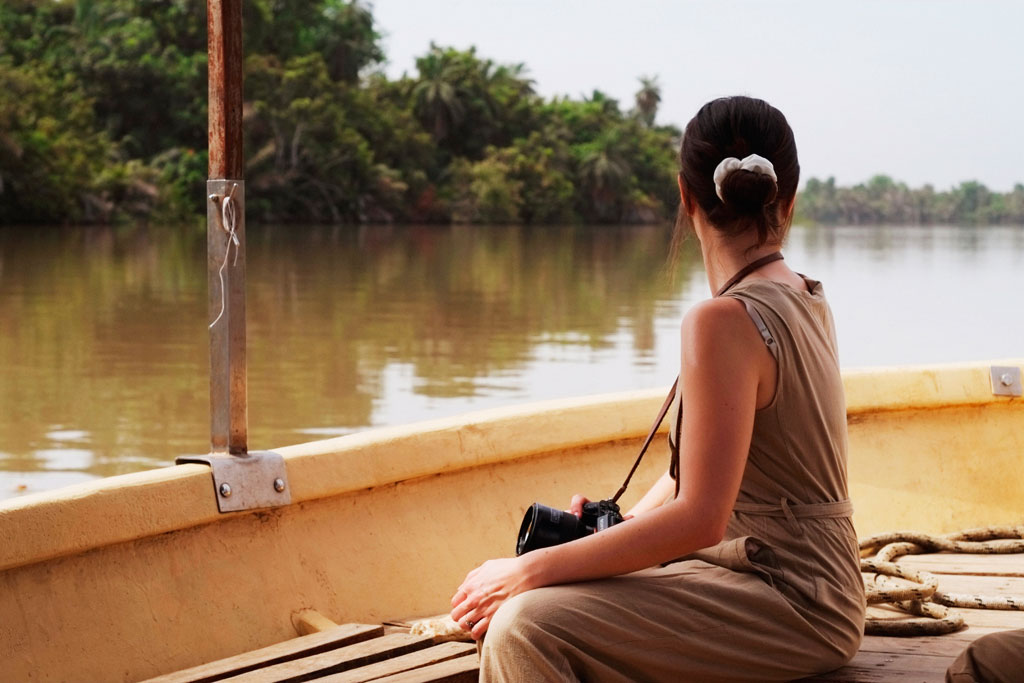 Mujer en barco rio