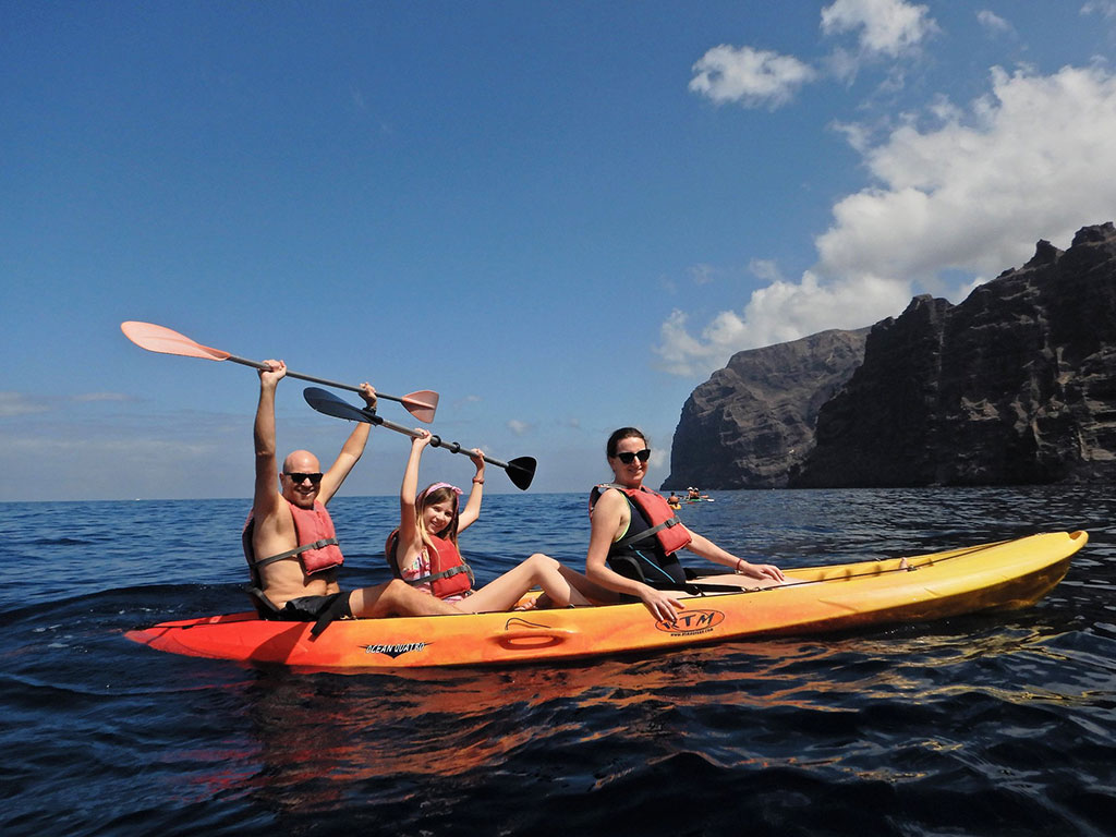 Familia haciendo kayak en los gigantes