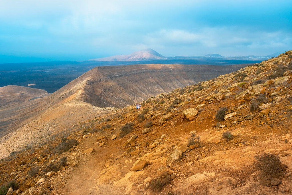 Sendero en volcán en Lanzarote