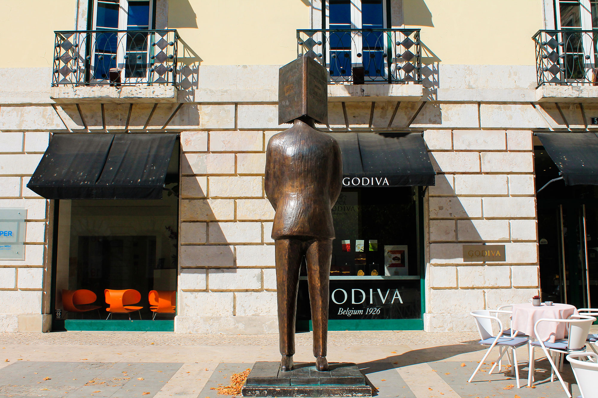 Escultura de Fernando Pessoa