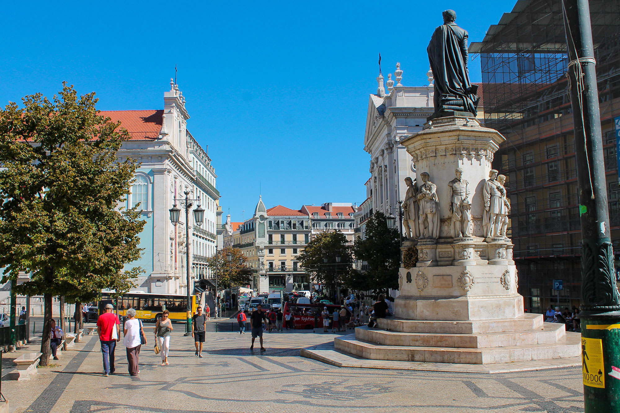 Plaza Camoes Lisboa literaria