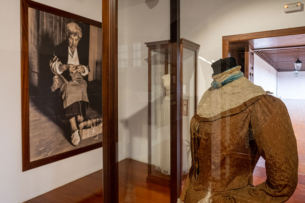 Vestido con roseta canaria en el Museo Iberoamericanop de artesania de La Orotava
