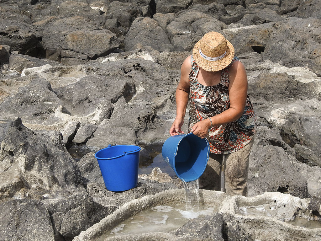 Mujer en salinas de La Caleta