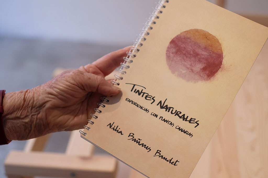 Libro de tintes naturales de Nilia Bañares