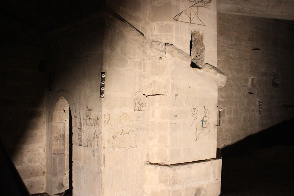 Graffitis bajocubiuerta Catedral de Pamplona