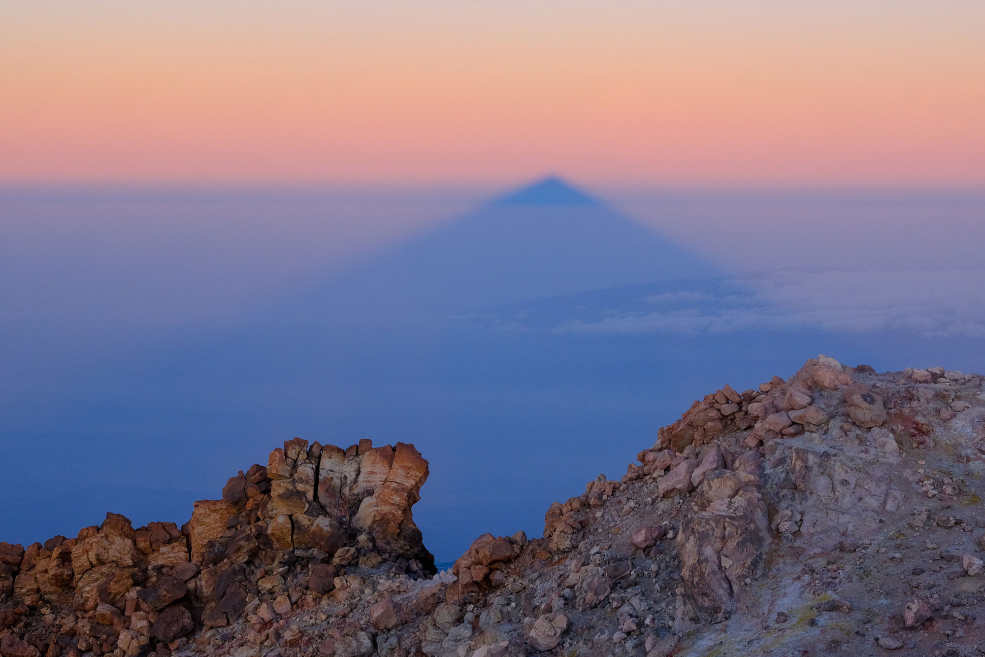 Sombra del Teide al amanecer desde el pico