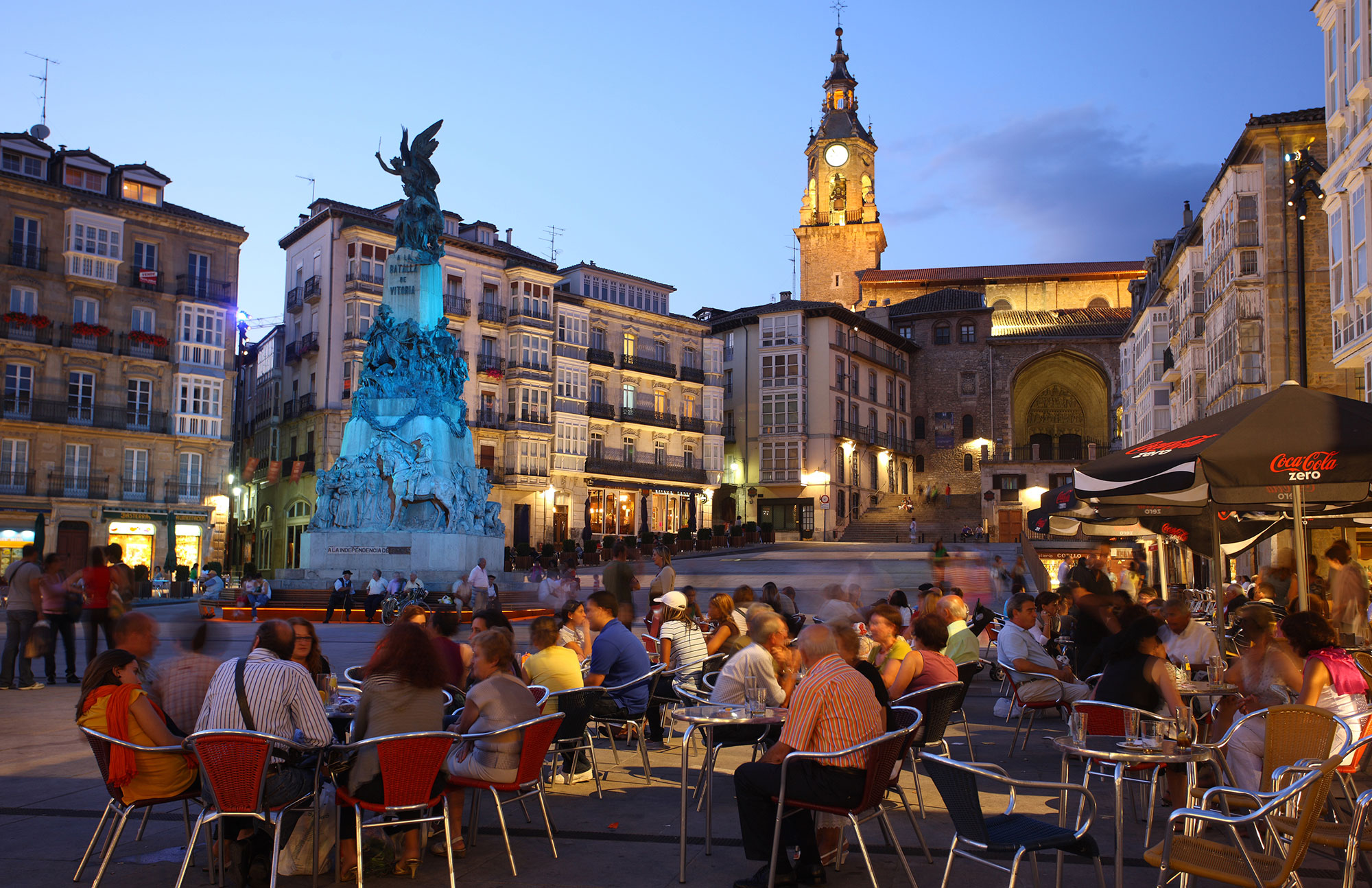 Plaza virgen blanca de Vitoria, Trilogía de la ciudad blanca