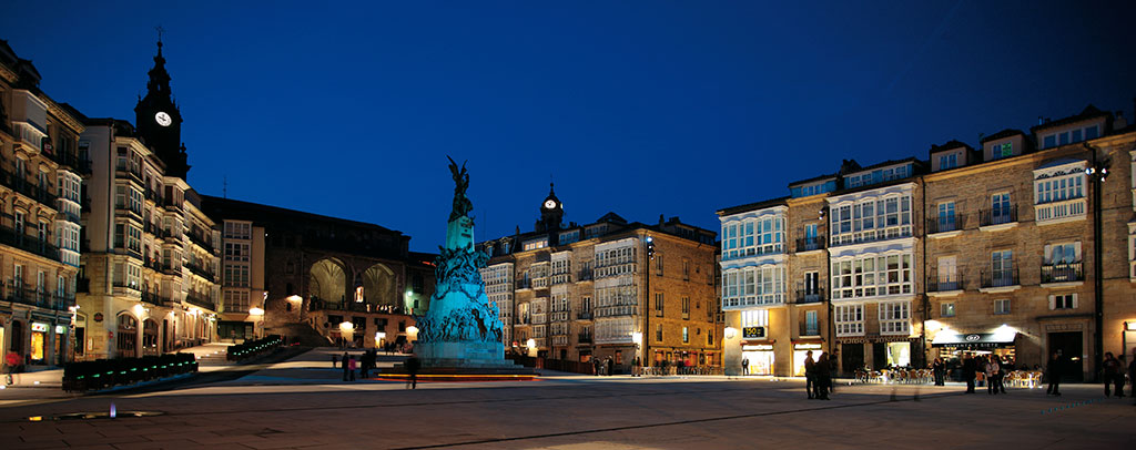 Plaza de la virgen blanca de Vitoria de noche. Trología de la Ciudad Blanca