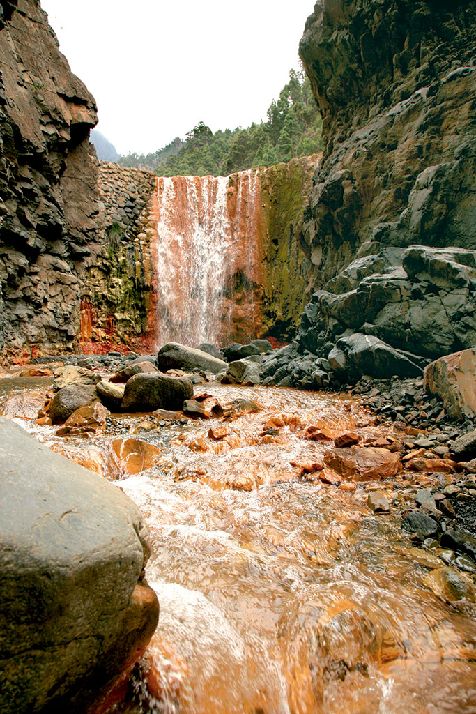 Cascada de colores en La Palma