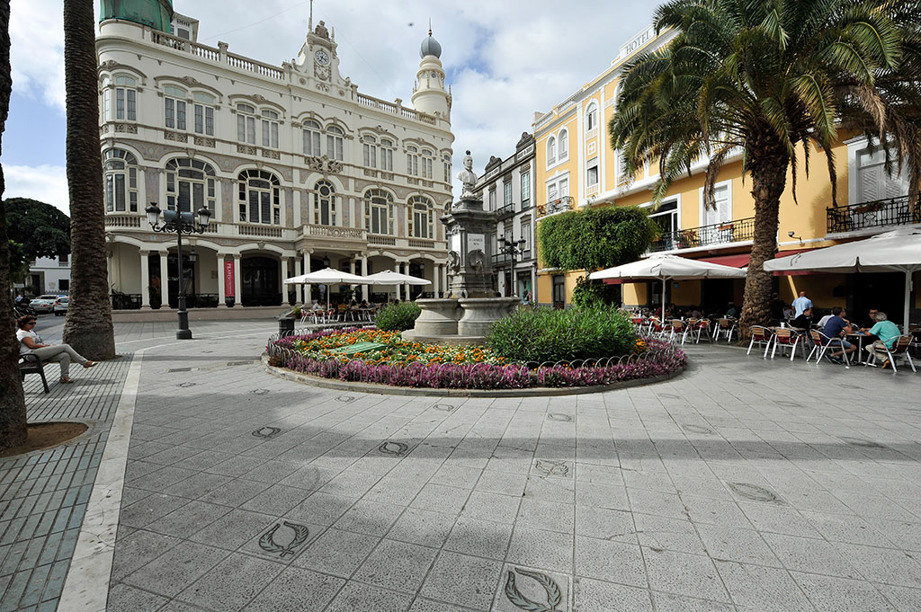 Plaza de Cairasco. Hotel Madrid localización de las novelas de Alexis Ravelo.