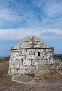 Garita situada en la cima del Monte do Facho en la Península de Morrazo en Pontevedra.