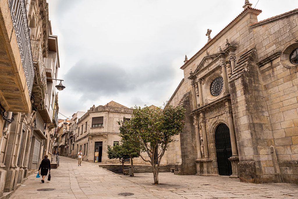 Plano general de la fachada de la Colegiata Iglesia de Santiago el Mayor en Cangas de Morrazo, Pontevedra.