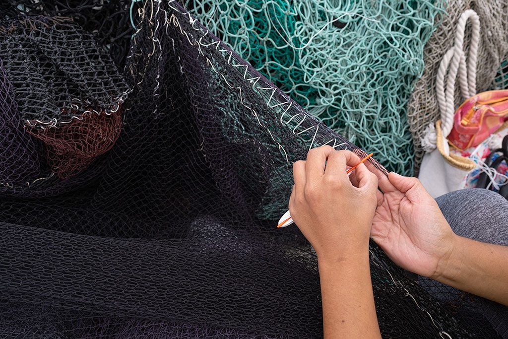 Manos de una atadeira, mujer que remienda las redes de los barcos en Moaña, Península de Morrazo.